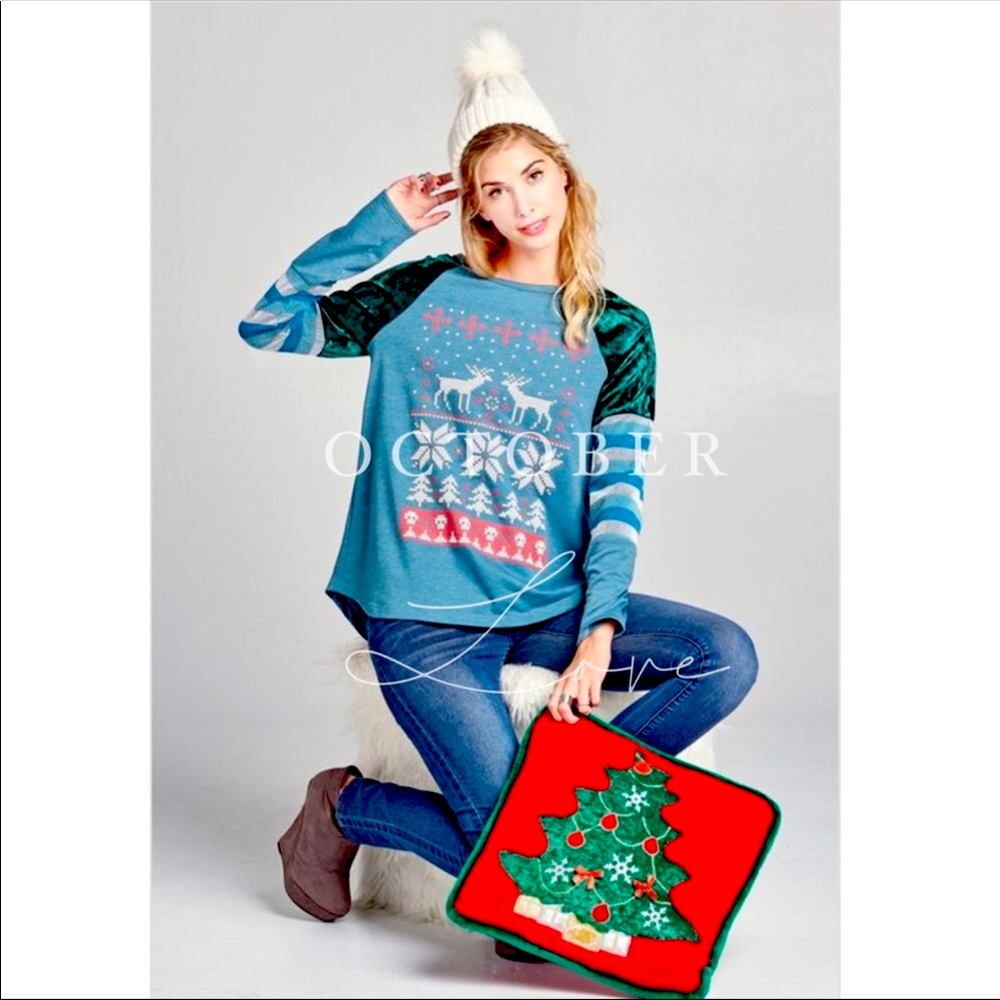 Holiday🎄Top w/throwback appeal! Fun flair!